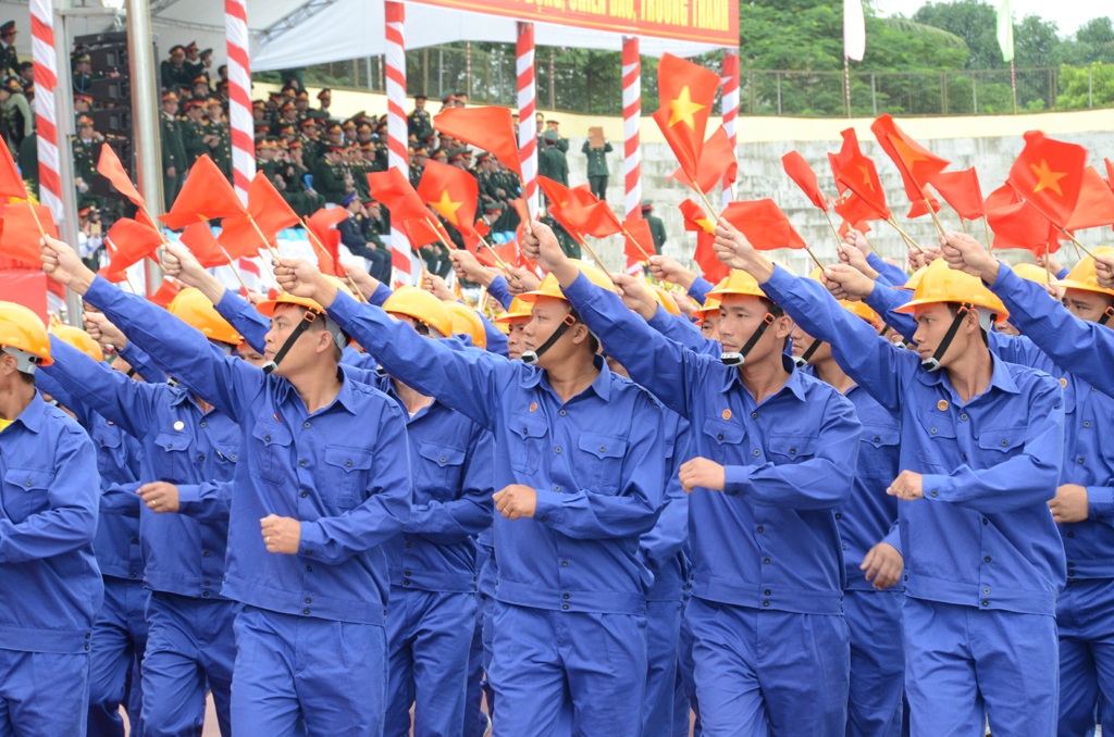 Diễu binh kỉ niệm 70 năm ngày truyền thống LLVT Quân khu 4 - 12 Tham gia phát triển kinh tế