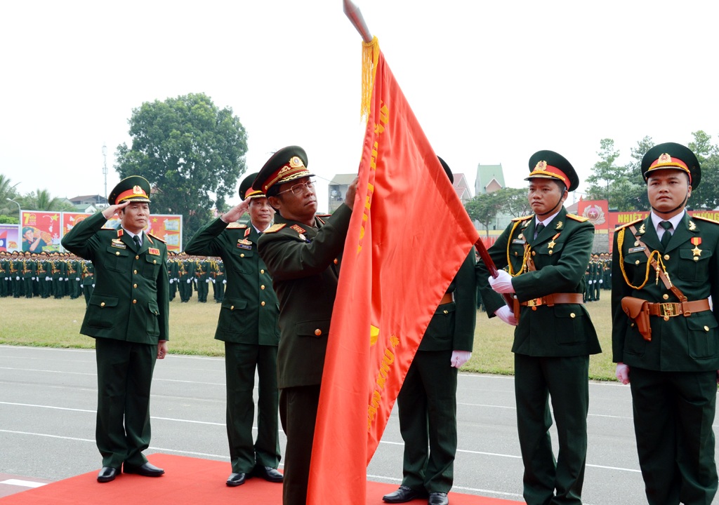 Diễu binh kỉ niệm 70 năm ngày truyền thống LLVT Quân khu 4 - 2 Trung tướng Suvon Luongbunmi - Thứ trưởng Bộ Quốc phòng, Tổng Tham mưu trưởng Quân đội nhân dân Lào trao tặng Huân chương Tự do hạng Nhất của nước CHDCND Lào cho Quân khu 4