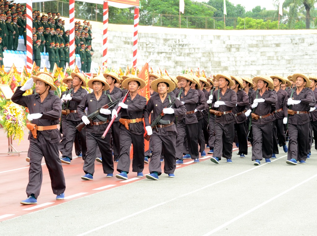 Diễu binh kỉ niệm 70 năm ngày truyền thống LLVT Quân khu 4 - 8 ... các lão dân quân