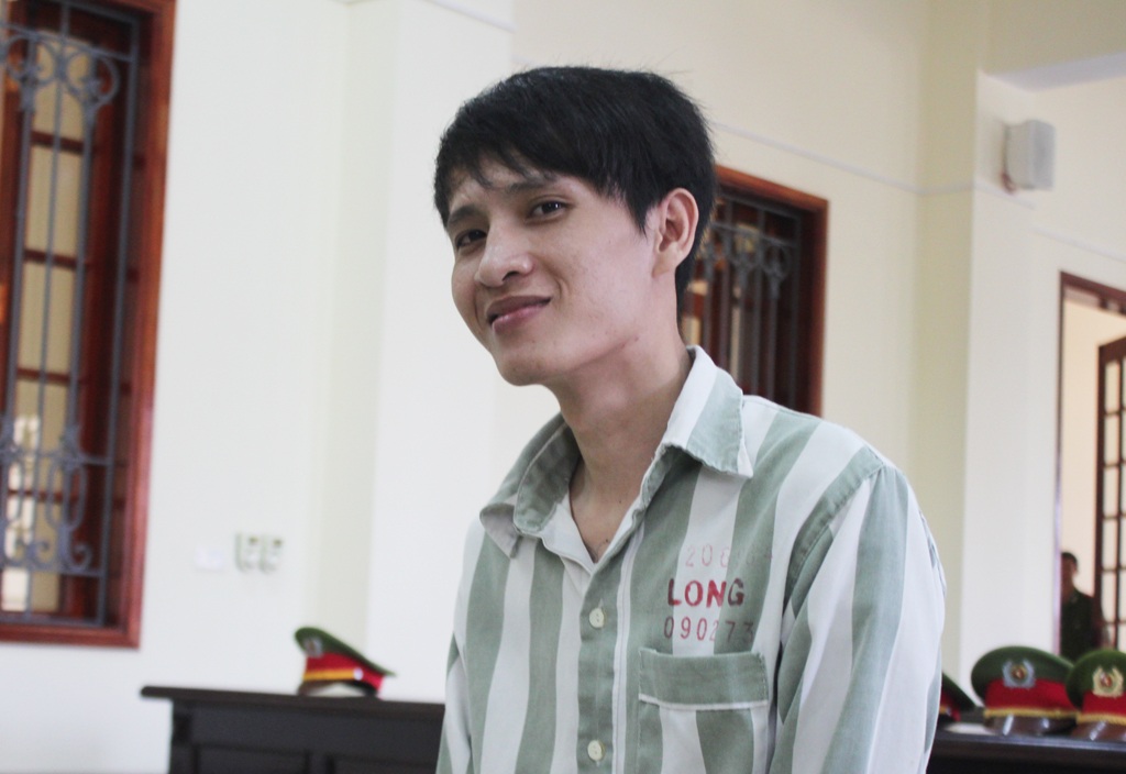 Phạm nhân chung thân bắt nhốt, gây thương tích cho quản giáo - 2 Thái độ bất cần của Huỳnh Thanh Long tại phiên tòa sáng ngày 28/10/2015.