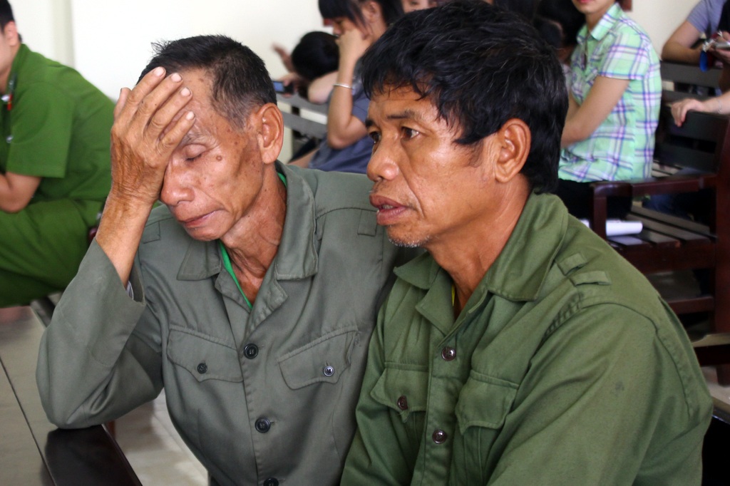 Ông Lương Phò Bi (bên trái) và ông Lương Phò Thắng cùng chung nỗi lo về 3 đứa cháu mồ côi.