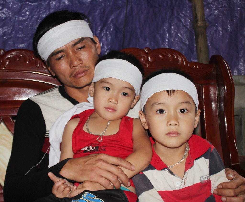 “Mẹ đâu rồi, sao không về ngủ với con!” - 8 Vợ đột ngột qua đời, để lại cho anh Bích 2 đứa con nhỏ dại.