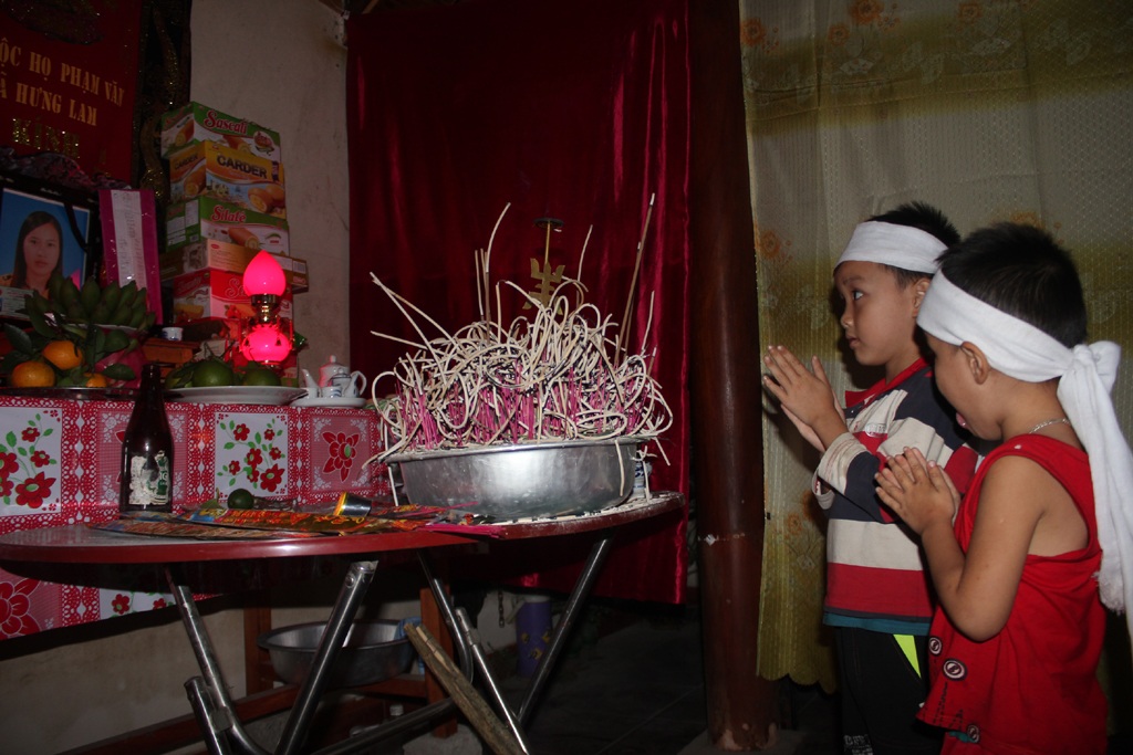 “Mẹ đâu rồi, sao không về ngủ với con!” - 7 Nhớ mẹ, bé Hưng lại đứng trước bàn thờ mà hỏi Sao mẹ đi lâu thế? Mẹ về ngủ với em đi.