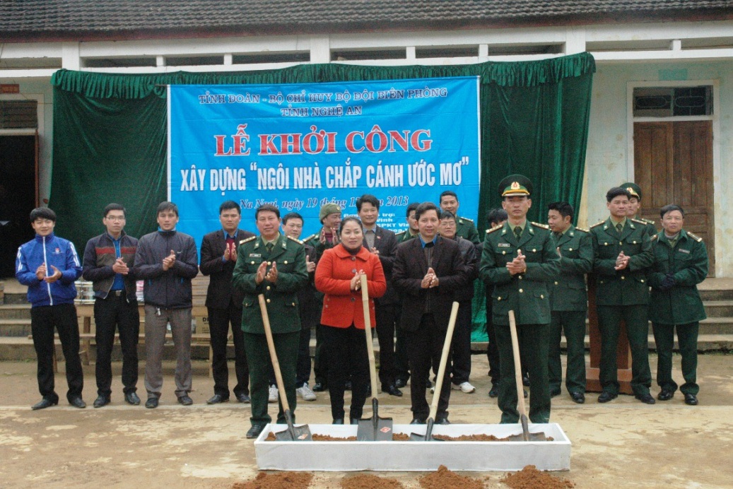 
Sinh viên 9 trường ĐH, CĐ ở Nghệ An đã đóng góp được 150 triệu đồng, cùng với lực lượng Bộ đội Biên phòng xây nhà bán trú cho học sinh xã biên giới Na Ngoi (Kỳ Sơn, Nghệ An) (ảnh: Minh Châu).
