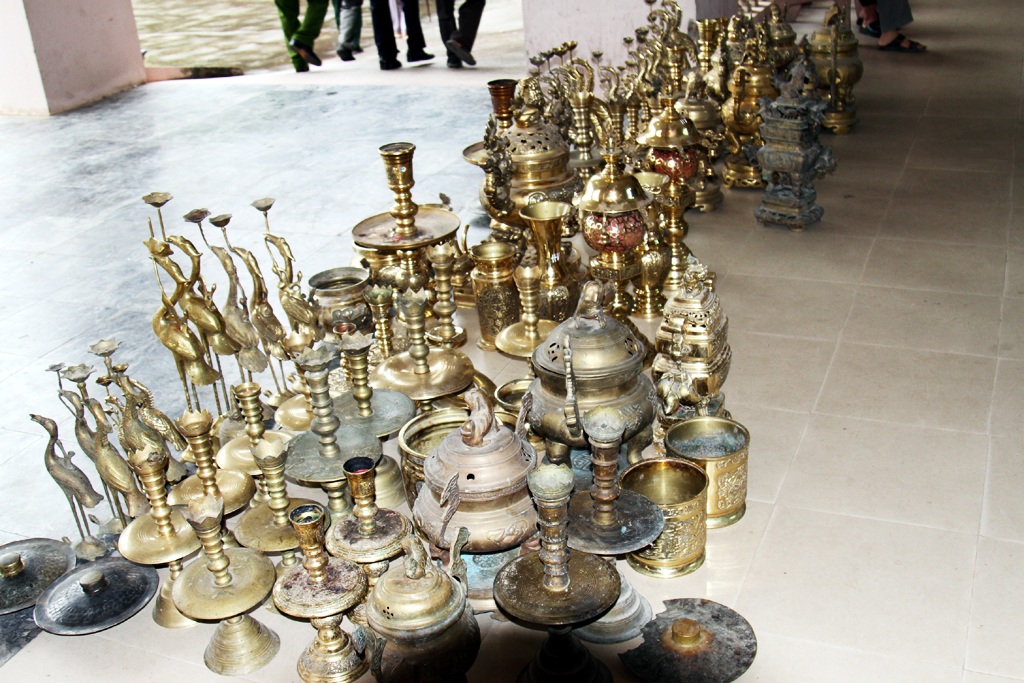 Đột nhập hàng loạt nhà thờ lấy trộm đồ thờ cúng bằng đồng - 2 Số đồ thờ cúng bằng đồng bị Phương lấy trộm có giá trị ước tính 300 triệu đồng.