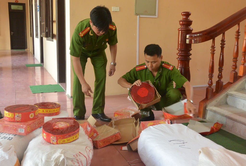 Giấu gần 400kg pháo trong nhà đợi Tết tiêu thụ - 1
Công an huyện Quỳnh Lưu kiểm đếm tang vật thu giữ được.