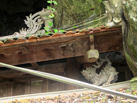 Kiến trúc Chùa Thầy với vách đá cổ kính rêu phong và nhiều họa tiết mang biểu tượng ý nghĩa.