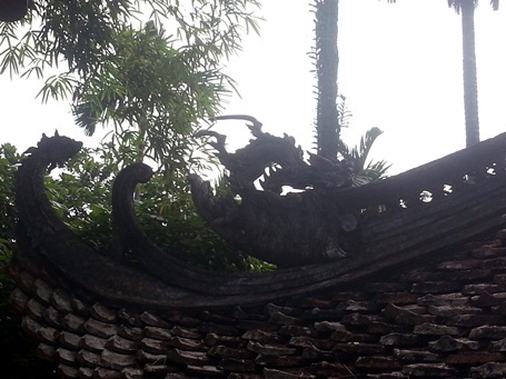 Một thoáng Chùa Thầy - 7 Một vài họa tiết trang trí hình con nghê bằng đá trên mái chùa.