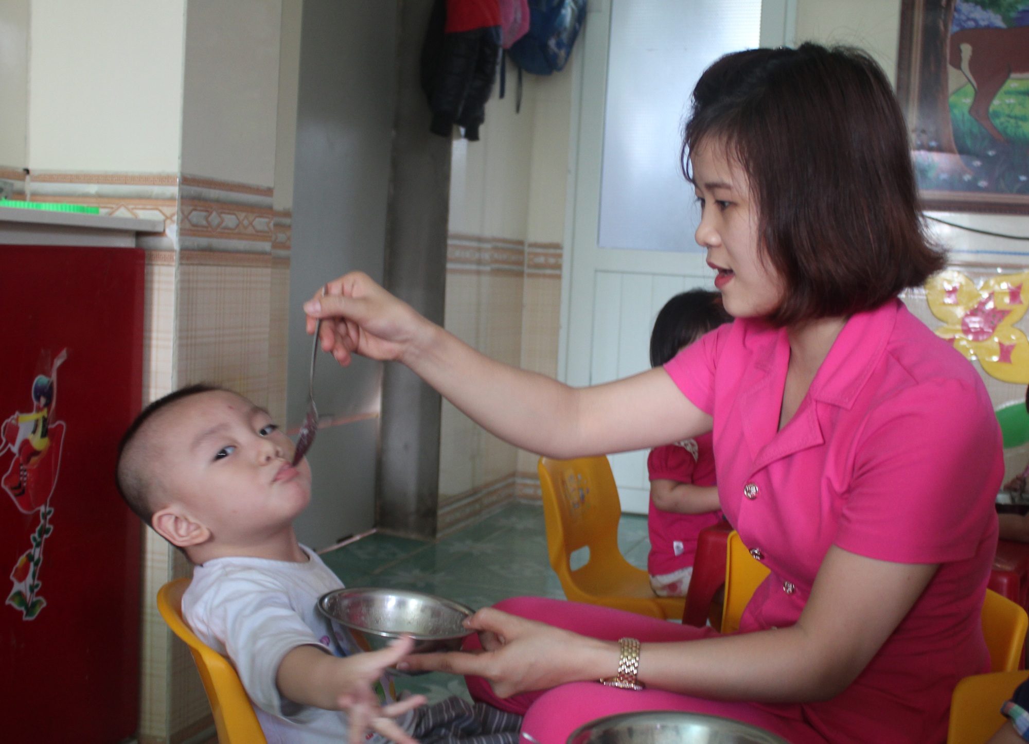 Giáo viên mầm non: Không yêu trẻ khó trụ được với nghề - 3 Công việc của các giáo viên mầm non thường bắt đầu từ lúc 6h30 phút sáng, bắt đầu bằng việc đón trẻ và cho trẻ ăn.