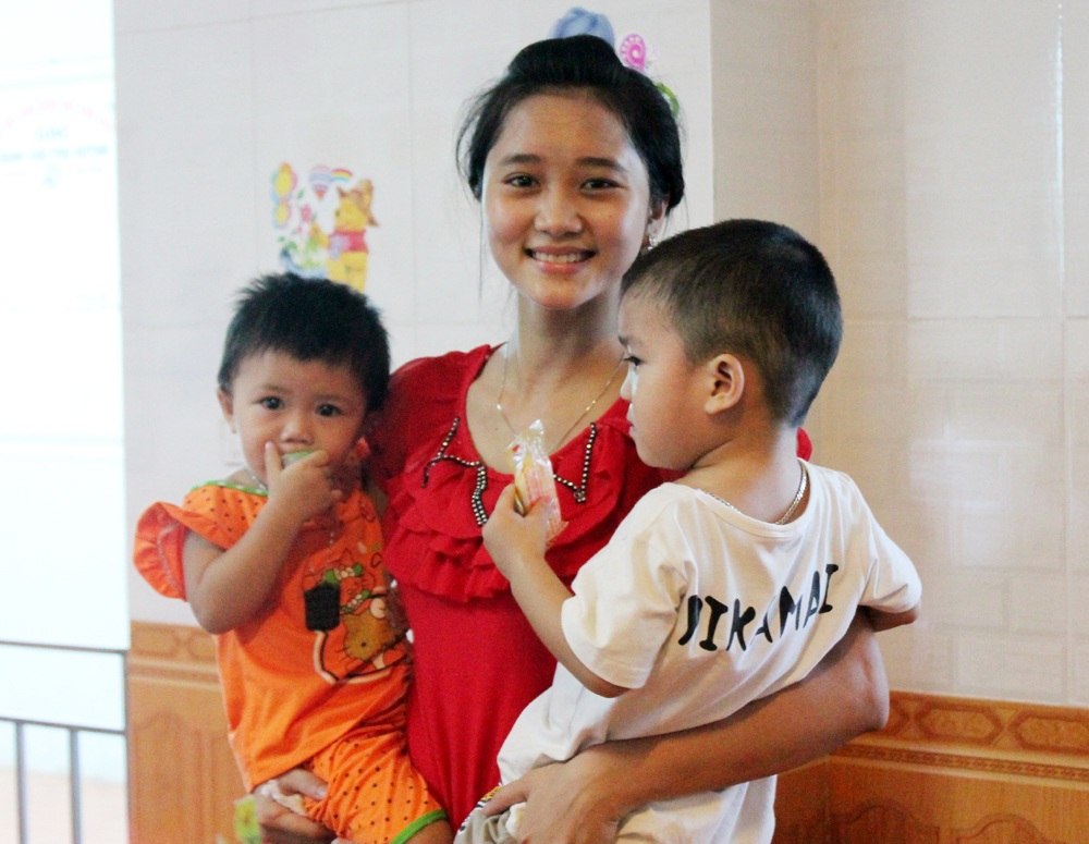 Giáo viên mầm non: Không yêu trẻ khó trụ được với nghề - 2 Giáo viên mầm non phải đối diện với công việc áp lực, cường độ lao động cao, thời gian làm việc kéo dài từ 10-12 tiếng mỗi ngày.