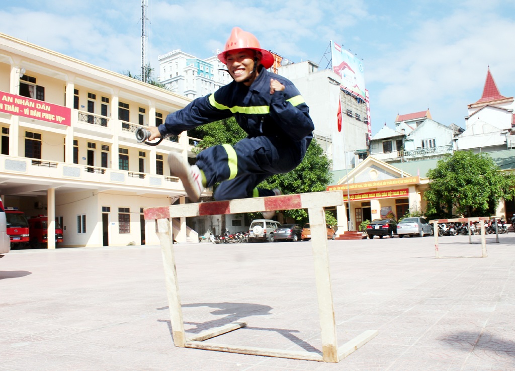 Chạy vượt rào là bài tập nhằm nâng cao thể lực, sức nhanh, sức bền - điều kiện đặc biệt quan trọng của những người lính cứu hỏa.