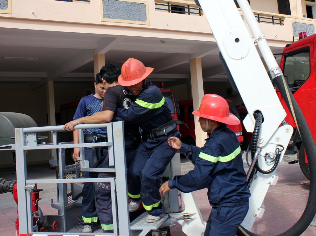 Lính cứu hỏa mướt mồ hôi luyện phương án đấu với giặc lửa - 15
