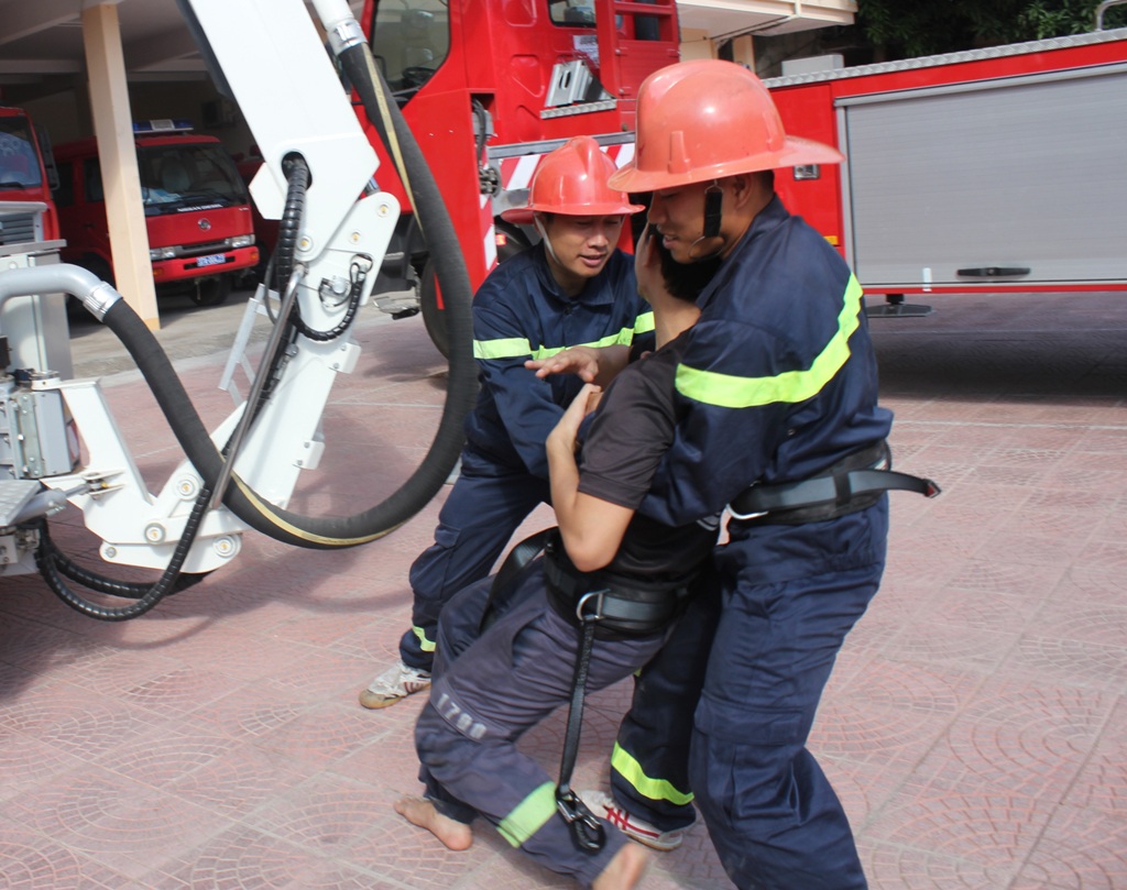 Bên cạnh việc khống chế ngọn lửa thì phương án cứu hộ, cứu nạn cũng phải được triển khai một cách nhanh chóng.