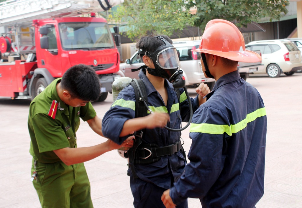 ... bởi vậy, đòi hỏi người chiến sỹ PCCC phải có thể lực thật tốt và kỹ thuật điều hòa nhịp thở để phát huy tối đa dưỡng khí cung cấp trong quá trình chiến đấu với giặc lửa.