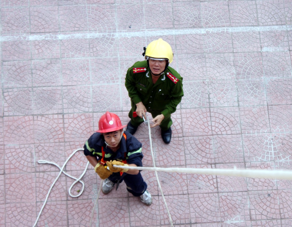 Lính cứu hỏa mướt mồ hôi luyện phương án đấu với giặc lửa - 11
