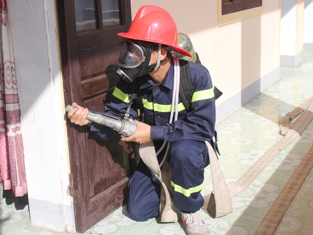 Theo đại úy Cù Xuân Hà (Phòng cảnh sát PCCC số 1 - Cảnh sát PCCC Nghệ An) thì người lính cứu hỏa phải hội tụ đủ 3 yếu tố: kiến thức - lòng nhiệt tình, gan dạ - thể lực.