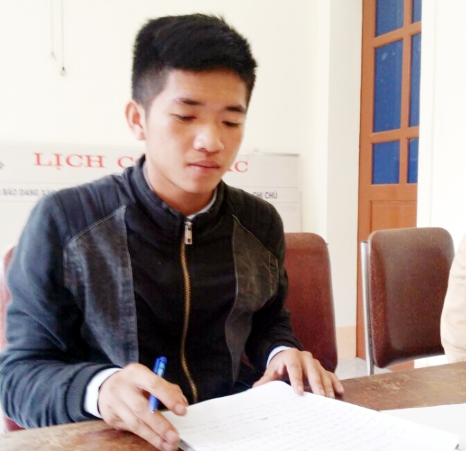 Nam thanh niên “làm xiếc” trên xe máy ra trình diện công an - 1 Hà Văn Sơn đã đến trình diện cơ quan công an sau khi clip làm xiếc trên xe máy được phát tán.