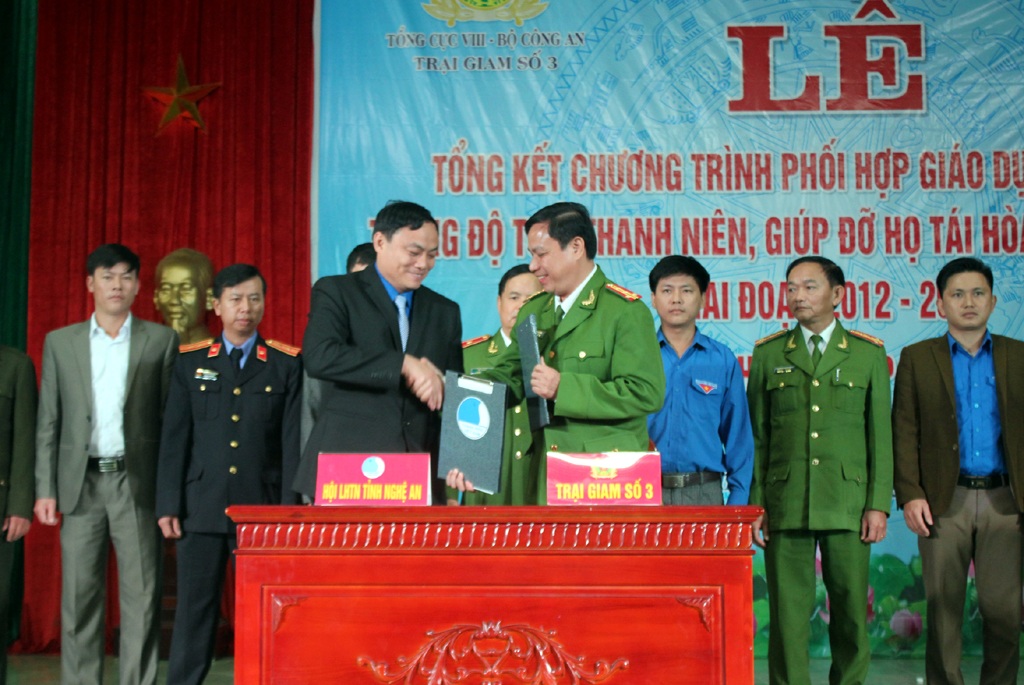 1.500 người hoàn lương được tư vấn và giới thiệu việc làm - 1 Trại giam số 3 và Hội LHTN tỉnh Nghệ An ký kết chương trình phối hợp giáo dục phạm nhân trong độ tuổi thanh niên và giúp đỡ họ tái hòa nhập cộng đồng.