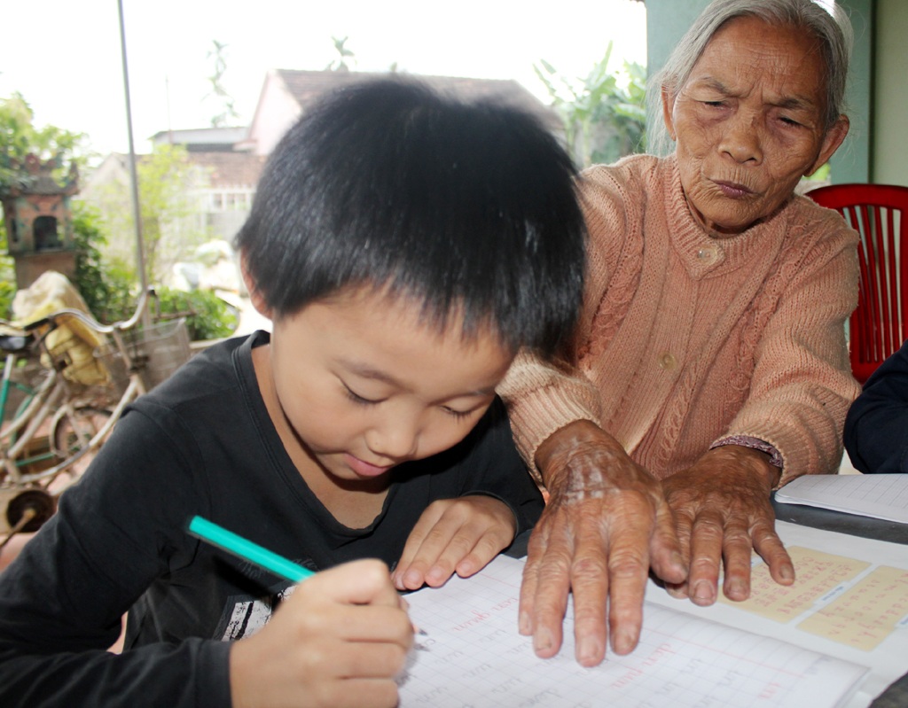 Sự hồi sinh kỳ diệu của bé sinh đôi 11 tháng tuổi bị bỏng nước sôi - 5 Bà Trần Thị Miêu - bà nội vẫn chịu trách nhiệm chăm sóc chị em Ánh Hồng bởi bố bé đi làm công nhân xa nhà, mẹ đi làm ở công ty may.