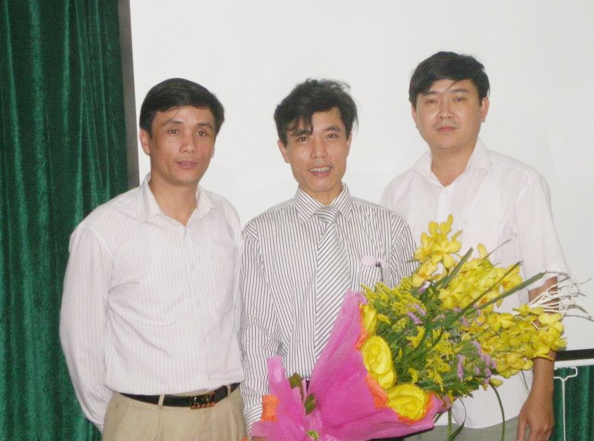 Bổ nhiệm Bí thư phường làm Trưởng phòng GD-ĐT: Chưa khẳng định được đúng hay sai - 1 Ông Phùng Đức Nhân (ngoài cùng bên trái) - người vừa được bổ nhiệm làm Trưởng phòng GD-ĐT thị xã Cửa Lò (ảnh FBNV).