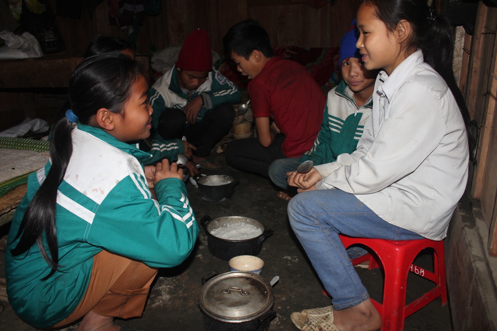 Những bữa cơm cay xè vị ớt và gừng của học trò vùng cao - 3 Chủ nhật hàng tuần các em phải tự túc bữa cơm cho mình. Trong ảnh là 6 em học sinh người Khơ - mú ăn bữa cơm trưa.
