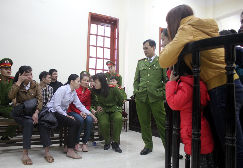 Các con của bị cáo Lý ùa cả lên vành móng ngựa để được gần với mẹ hơn.