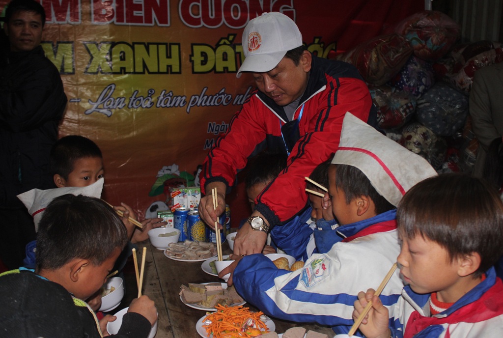 Ăn Tết sớm với học trò người H'Mông ở "cổng trời" xứ Nghệ - 4 Bữa cơm đã cho các em ấn tượng khó quên về cái Tết đặc biệt nhất từ trước đến nay.