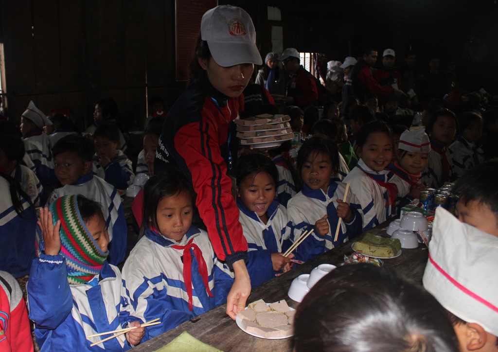 Ăn Tết sớm với học trò người H'Mông ở "cổng trời" xứ Nghệ - 2 Sự ngạc nhiên, háo hức của các em học sinh khi lần đầu tiên được thấy đĩa giò lụa - thức ăn rất quen thuộc đối với các bạn nhỏ dưới xuôi.