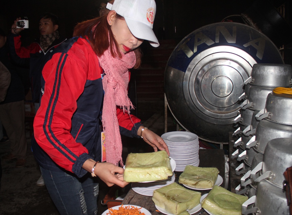 Ăn Tết sớm với học trò người H'Mông ở "cổng trời" xứ Nghệ - 1
Những chiếc bánh chưng được chuẩn bị cho bữu cơm tất niên sớm cho hơn 550 học sinh người HMông ở xã vùng cao Mường Lống (huyện Kỳ Sơn, Nghệ An).