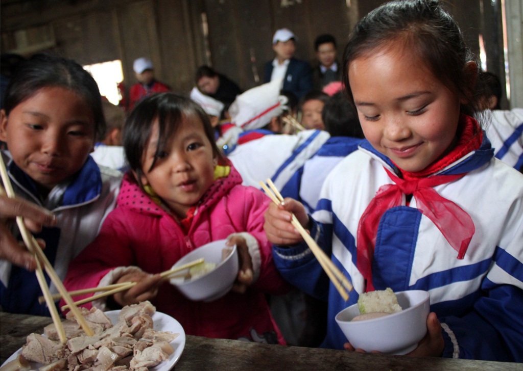 Ăn Tết sớm với học trò người H'Mông ở "cổng trời" xứ Nghệ - 5
Niềm vui của các em trong bữa cơm tất niên sớm.