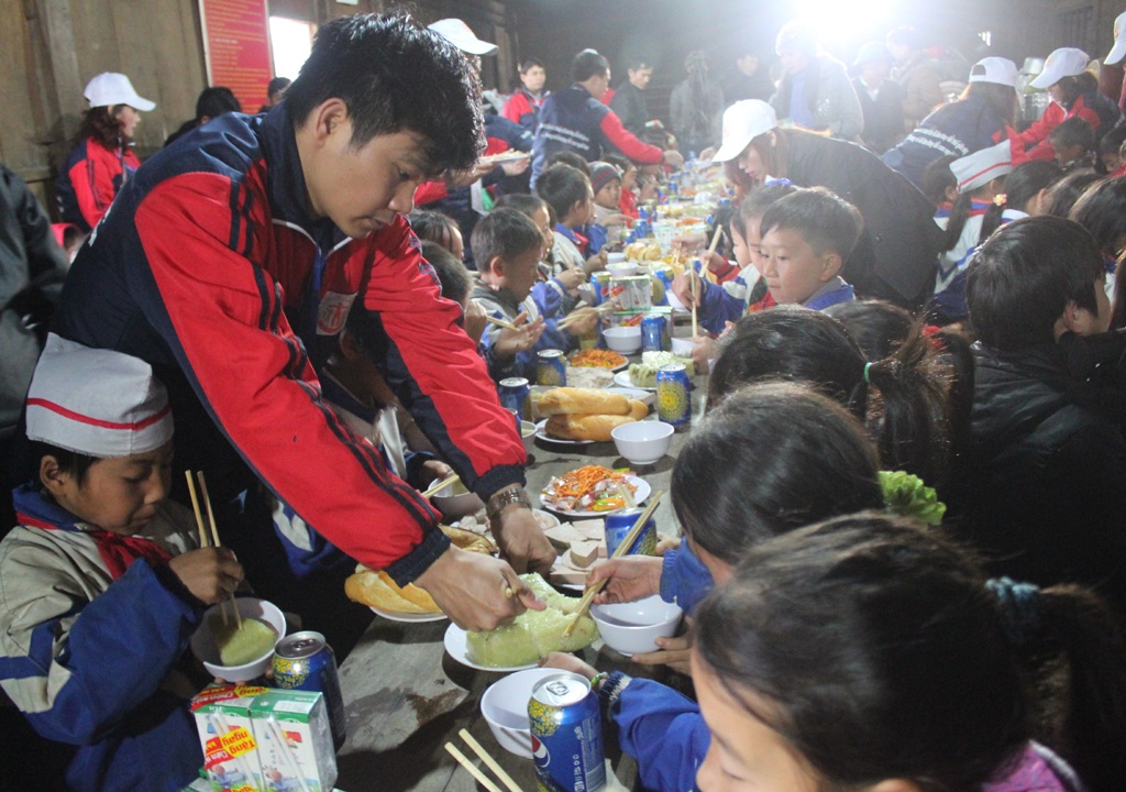 Ăn Tết sớm với học trò người H'Mông ở "cổng trời" xứ Nghệ - 3 Các em được các anh chị tình nguyện viên chăm sóc tận tình...