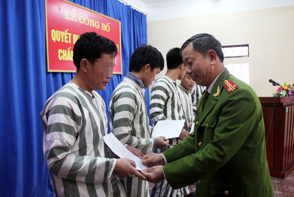 Tết sum vầy của những người trót lầm lỗi - 1 Đại tá Đặng Thanh Tùng - Trưởng phòng Cảnh sát thi hành án hình sự và hỗ trợ tư pháp, Công an Nghệ An trao quyết định giảm thời hạn chấp hành án phạt tù cho các phạm nhân.