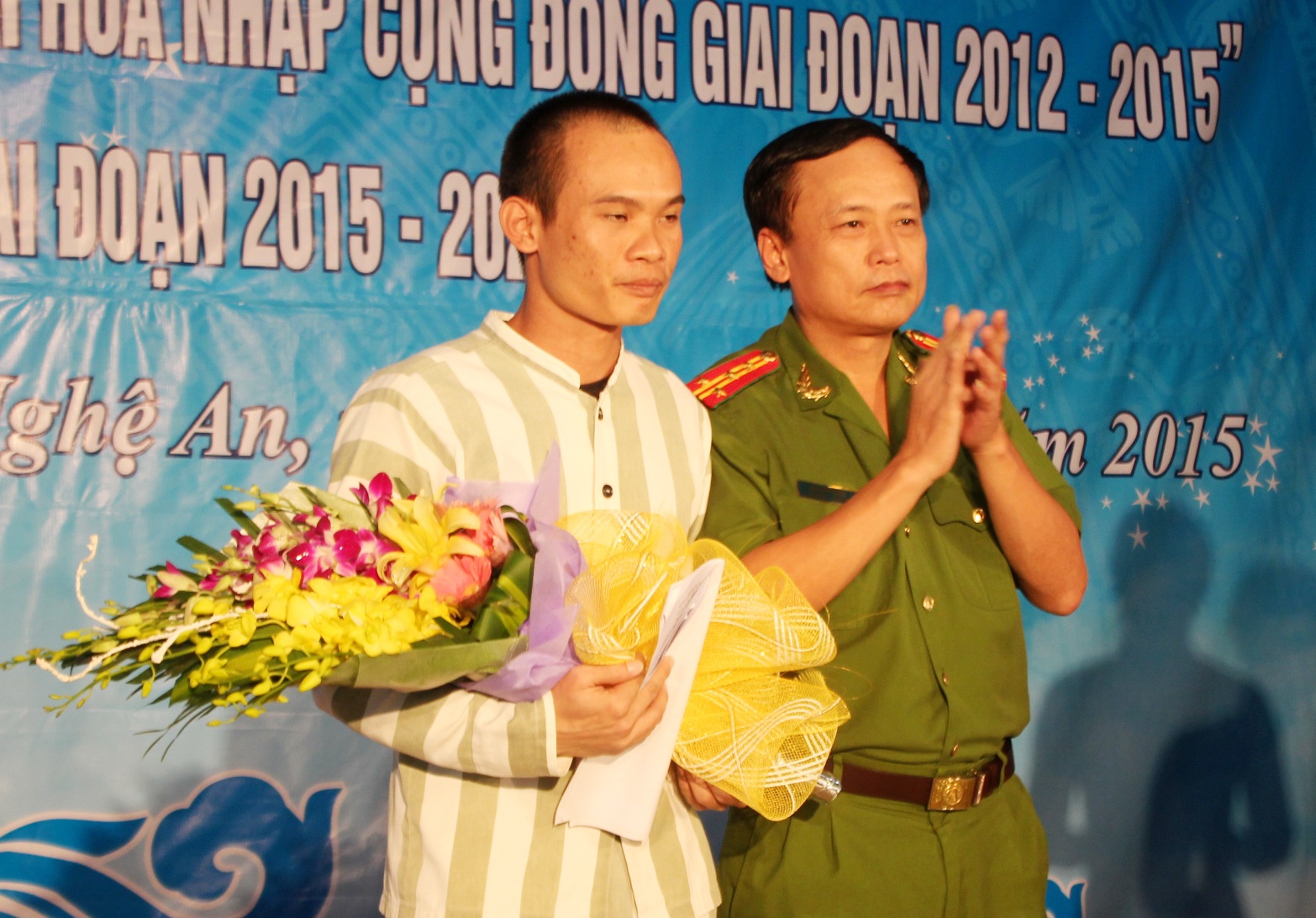 Nước mắt tù nhân từng đánh bạn tù, cắt ven tay chống đối cán bộ - 3 Duyệt nhận hoa động viên của Ban giám thị Trại giam số 6 sau khi bức thư được đọc trước hàng trăm phạm nhân đang thụ án ở đây.