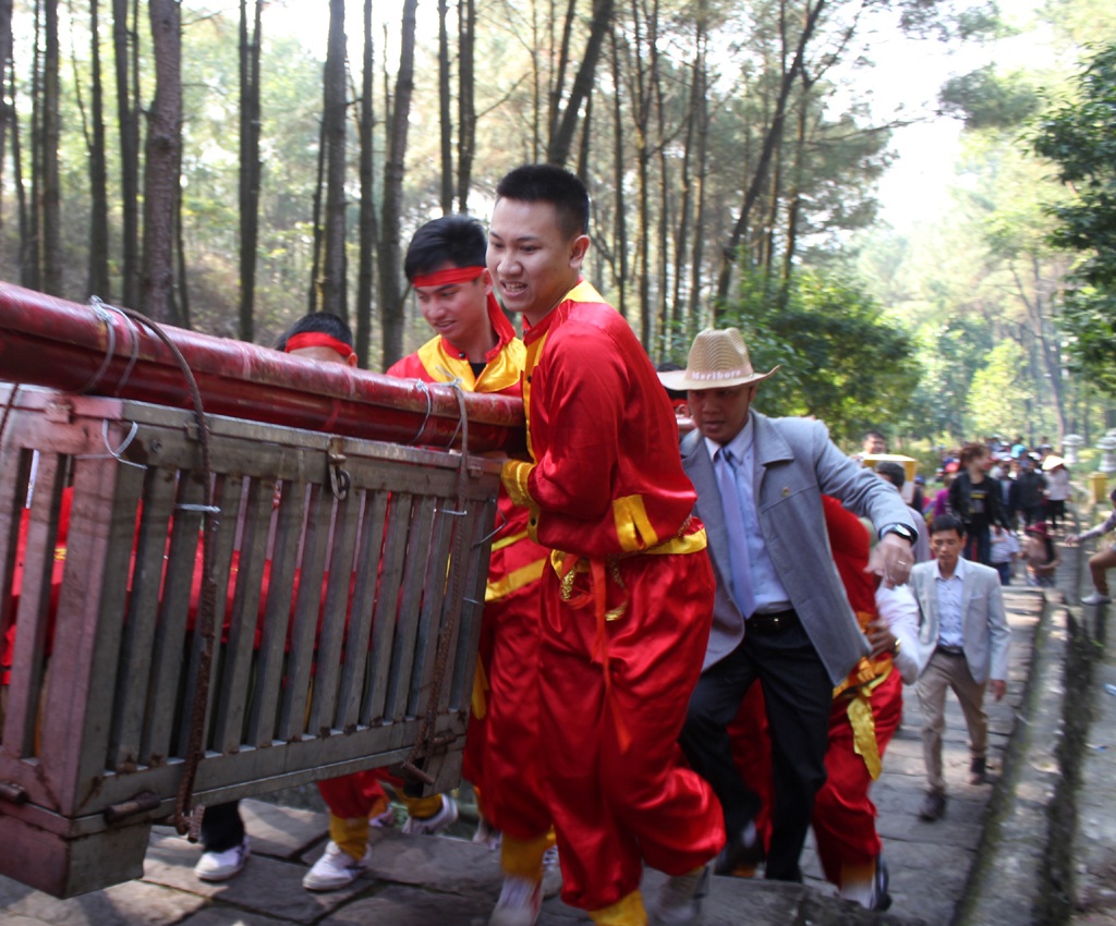 Hàng chục trai tráng mướt mồ hôi khiêng bánh chưng lên núi dâng thân mẫu Bác Hồ - 8 Nhiều người dân cũng nhiệt tình vào hỗ trợ đưa bánh lên núi.