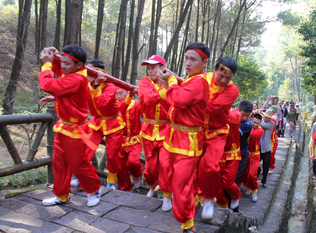 Hàng chục trai tráng mướt mồ hôi khiêng bánh chưng lên núi dâng thân mẫu Bác Hồ - 6 Những người khiêng bánh phải vượt qua hơn 200 bậc thang đá dốc.