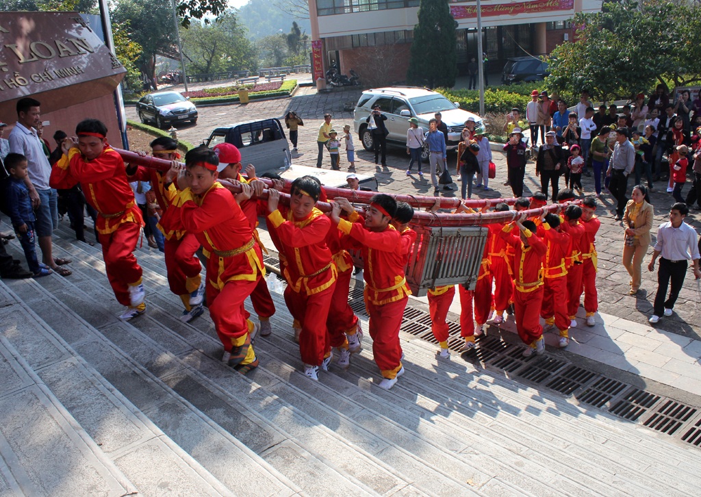 Hàng chục trai tráng mướt mồ hôi khiêng bánh chưng lên núi dâng thân mẫu Bác Hồ - 4 Đưa chiếc bánh nặng 3,5 tạ lên đỉnh núi là một thử thách lớn đối ban tổ chức.