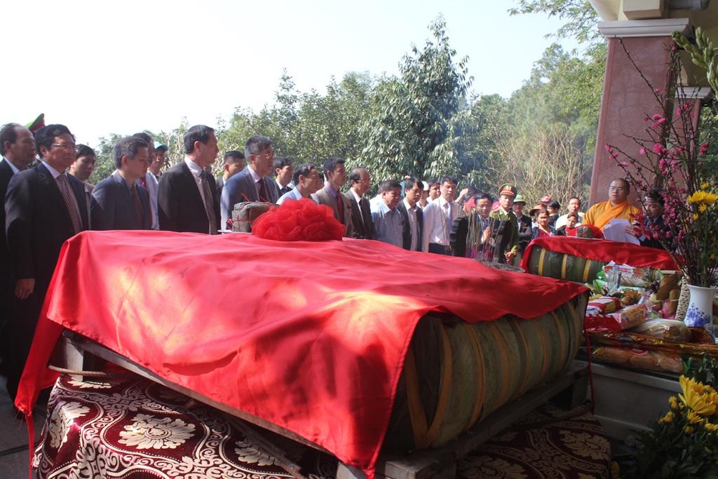Cặp bánh chưng nặng 7 tạ được dâng lên mộ bà Hoàng Thị Loan - thân mẫu Chủ tịch Hồ Chí Minh vào sáng ngày 13/2, tức ngày Mùng 6 Tết Nguyên đán Bính Thân.