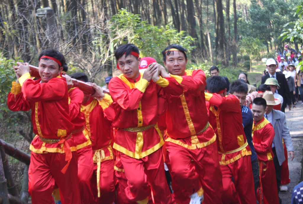 Hàng chục trai tráng mướt mồ hôi khiêng bánh chưng lên núi dâng thân mẫu Bác Hồ - 10 Những chặng cuối thực sự là chặng đường vất vả của những người khiêng bánh.