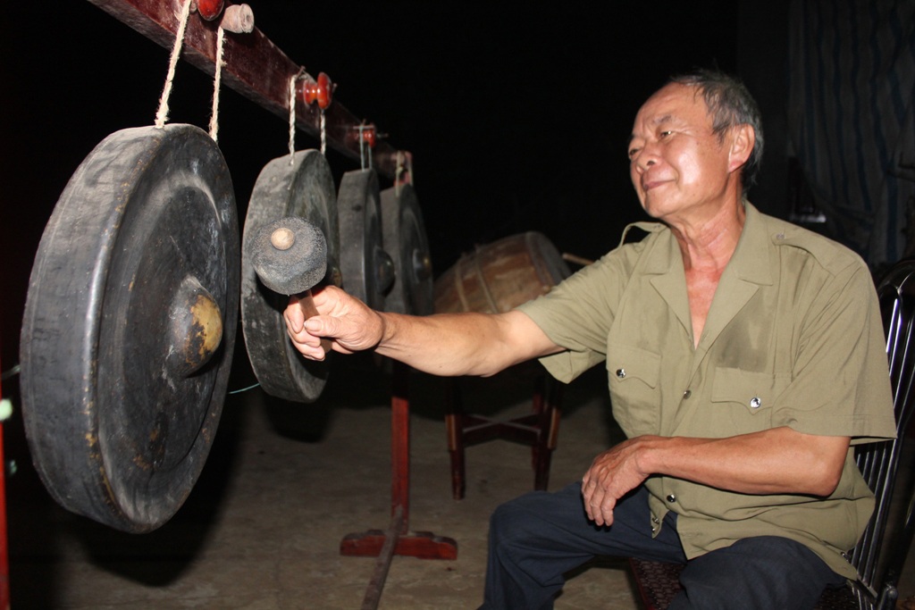 “Xuất ngoại” mua cồng chiêng, “truyền lửa” cho lớp trẻ - 3 Người cựu binh Hoàng Văn Thái đắm mình trong tiếng chiêng ngân...