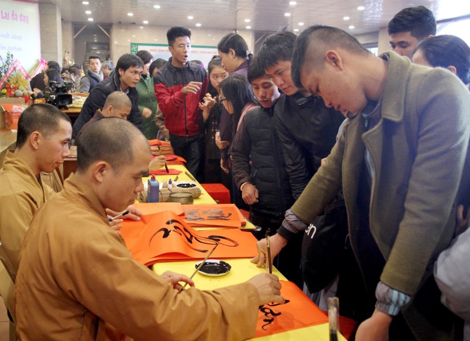 Đông đảo người dân và du khách thập phương xin chữ nhân dịp đầu năm mới.