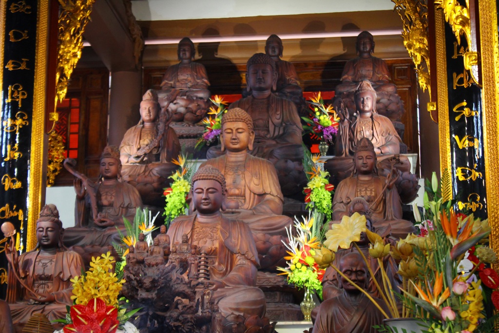 Những bức tượng bằng gỗ dâu nguyên khối tại chùa Thượng (chùa Đại Tuệ).