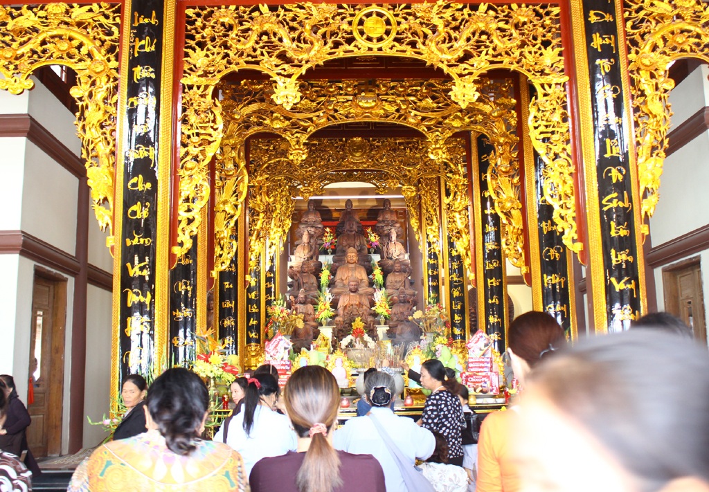 Đây cũng là ngôi chùa có hệ thống câu đối bằng thư pháp thuần Việt nhiều nhất Việt Nam.