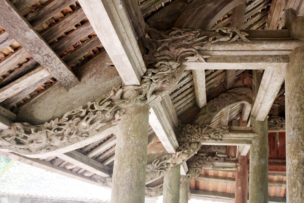 Chiêm ngưỡng nghệ thuật chạm khắc gỗ ở ngôi đền tuổi đời 3 thế kỷ - 3 Các vỉ kèo của Đền Rậm trở thành các bức tranh sống động...