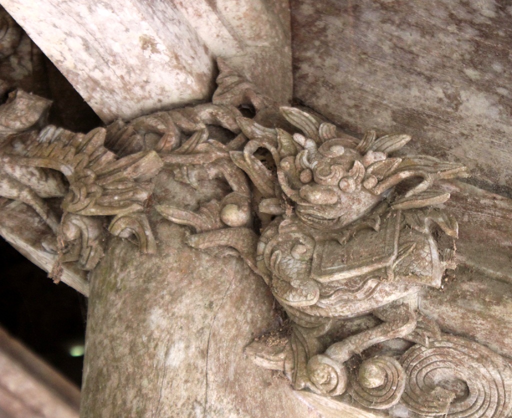 Chiêm ngưỡng nghệ thuật chạm khắc gỗ ở ngôi đền tuổi đời 3 thế kỷ - 7 Tính chất mạng chạm của Đền Rậm được đánh giá như một kế thừa trực tiếp từ nghệ thuật dân dã đỉnh cao ở cuối XVII.