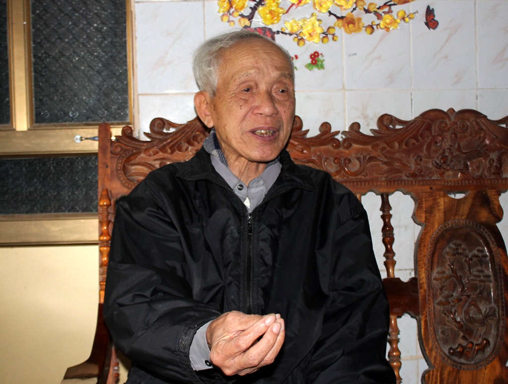 Bài 3: Cổng làng đồ sộ - cuộc đua ngầm giữa các làng quê? - 1 Nhà nghiên cứu Phan Hữu Thịnh đau đáu khi những chiếc cổng làng xưa cũ đang dần chỉ còn trong ký ức.