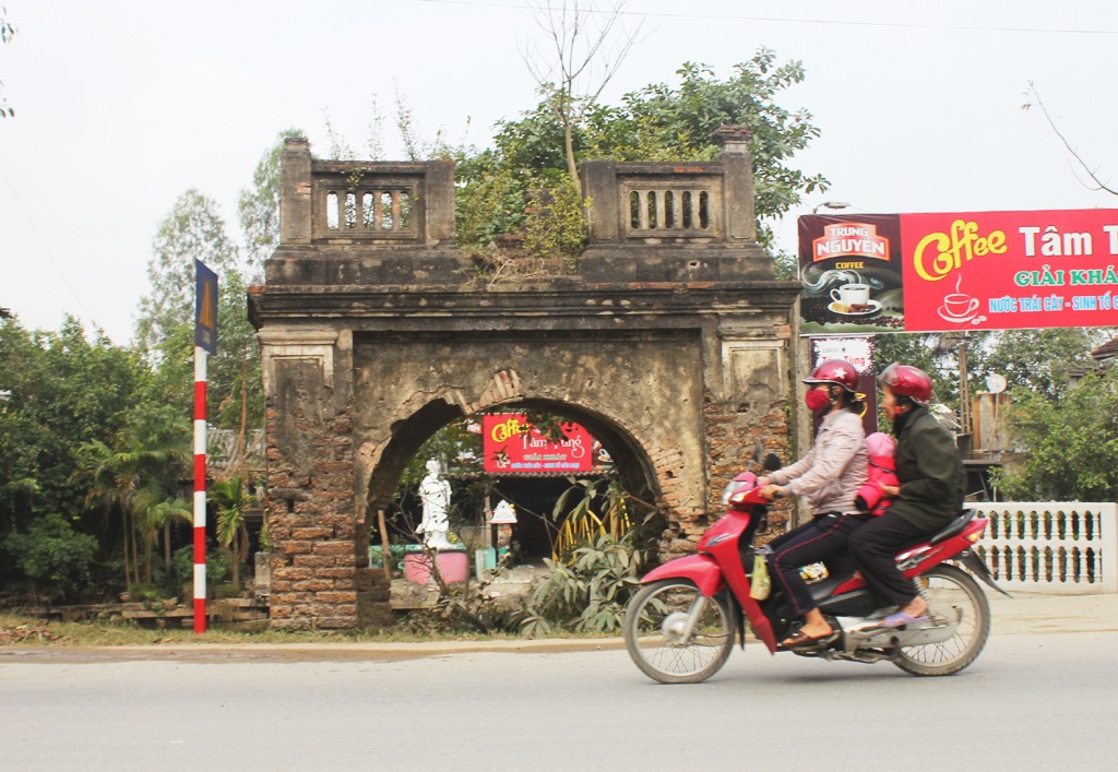 Cổng làng - miền ký ức của những đứa con xa quê - 1 Cổng đình làng Phù Xá đứng trơ trọi bên đường.