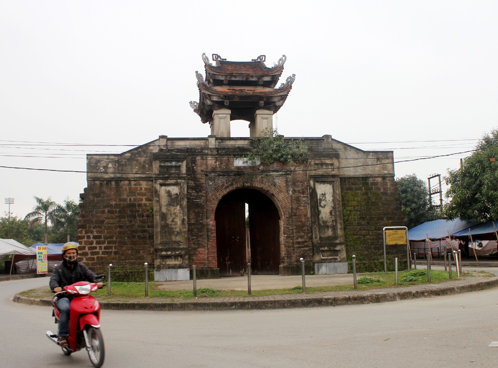 Bài 2: Loay hoay giữ cổng làng - 1 Cổng thành Vinh được khôi phục lại như một nét quê giữa phố, trở thành một điểm nhấn du lịch thành phố Vinh.