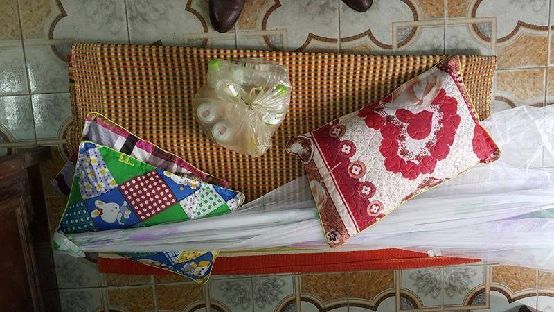 Mang chăn gối đến nhà con nợ “ăn vạ” - 1 Chăn màn, gối và nước uống mà Phúc, Tiến và Dũng mang đến nhà ông P.