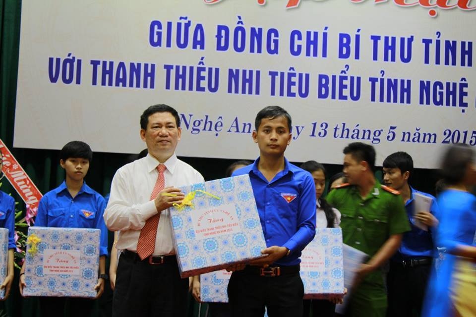 Những "nông dân triệu phú" trẻ tuổi tỉnh Nghệ An - 3 Bí thư Tỉnh ủy Nghệ An Hồ Đức Phớc tặng quà cho một nhà nông trẻ tại buồi đối thoại với thanh thiếu nhi tiêu biểu tỉnh Nghệ An năm 2015.