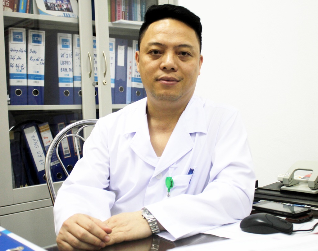 Có nên hạ sốt cho trẻ bằng nước thật lạnh? - 3 Bác sỹ Trần Văn Cương - Phó GĐ Bệnh viện Sản Nhi Nghệ An: không khuyến cáo hạ sốt cho trẻ bằng nước lạnh hoặc nước đá.